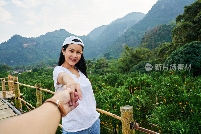 POV女人牵着男朋友的手去度假看山景