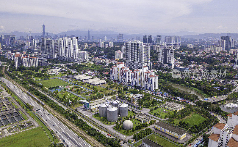 以污水处理厂为背景的城市建筑