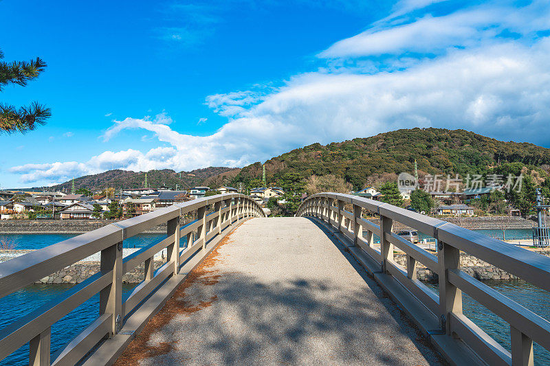 日本京都宇治河上的一座桥