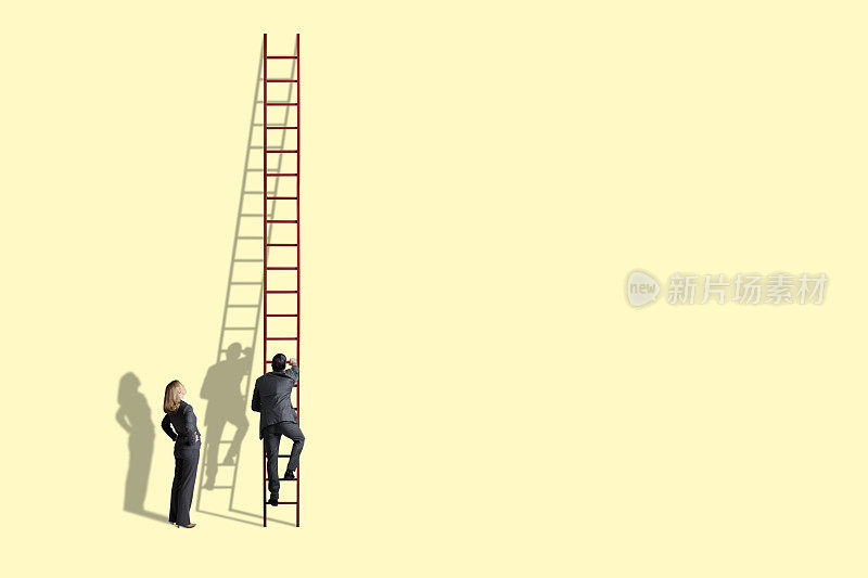 女人看着男人爬梯子