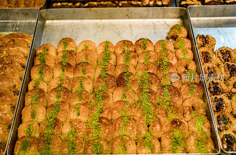 传统的土耳其甜点果仁蜜饼