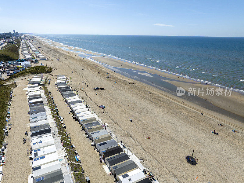 北荷兰北海海滩上的海滩小屋