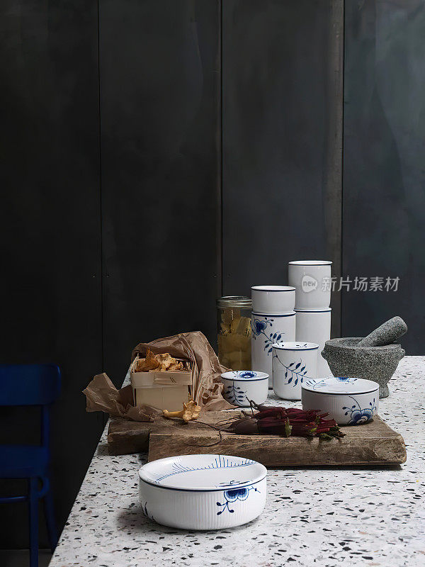 厨房内一套蓝色图案的设计陶瓷餐具