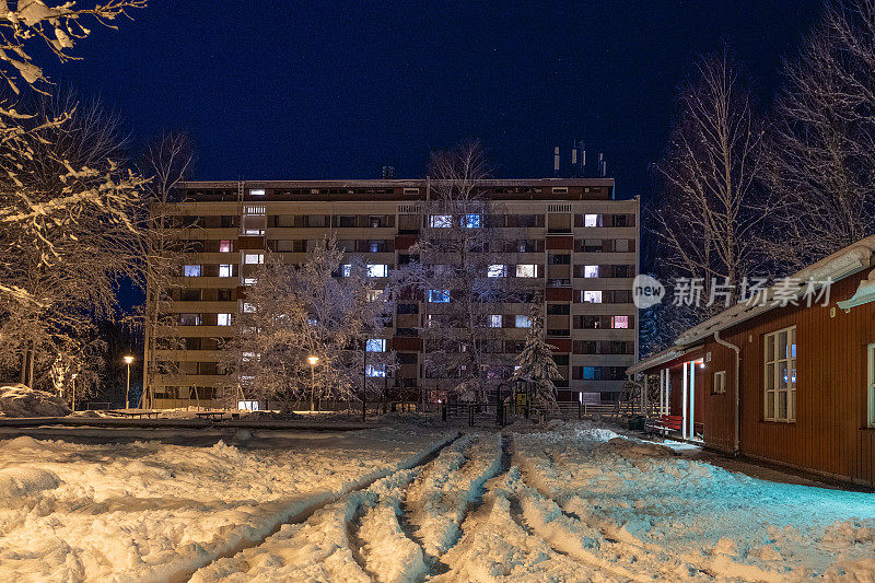 芬兰的住宅建筑，在黄昏时分有照明的窗户和城市庭院