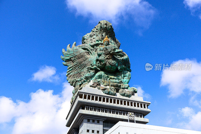 图为，在GWK文化公园内，以蓝天为背景的巴厘岛标志性文化地标——鹰头神雕像的肖像