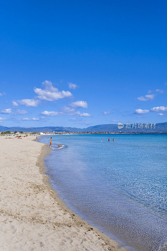 Poetto，意大利撒丁岛卡利亚里宽阔的城市海滩