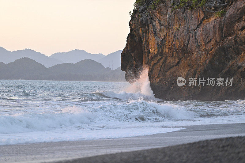 在飓风季节，海浪冲击着岩石