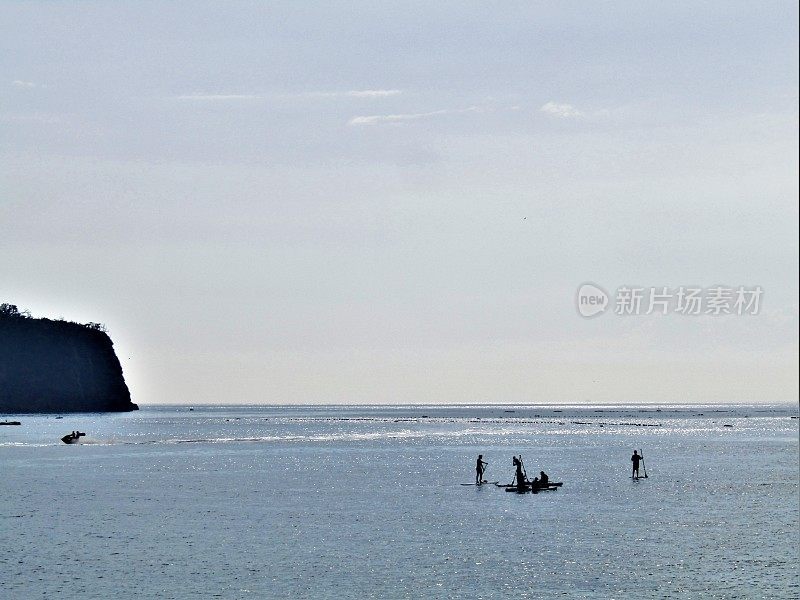 日本。海景和冲浪者。