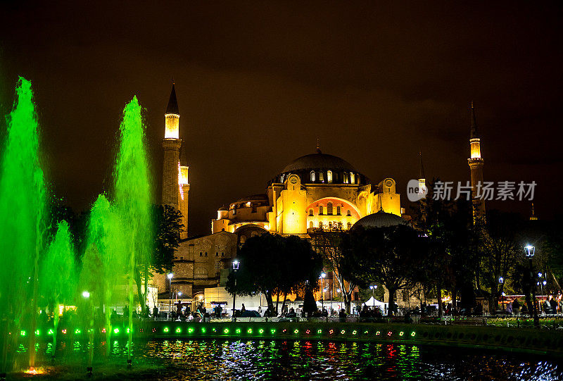 伊斯坦布尔圣索菲亚大教堂或阿亚索菲亚清真寺的夜晚