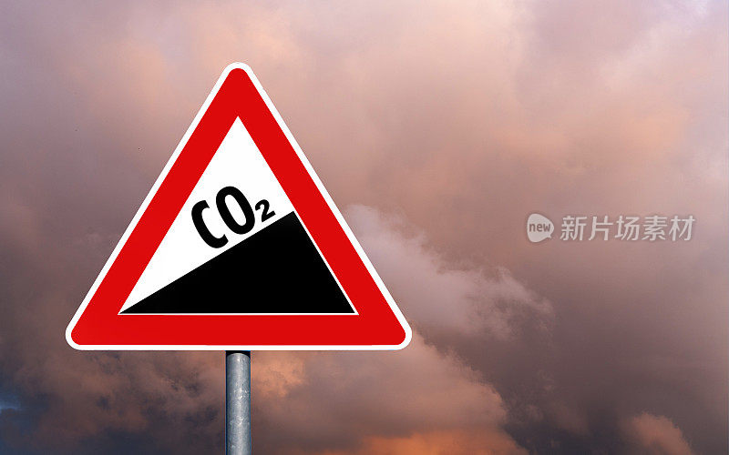 二氧化碳天空道路标志危险符号对抗黑暗的天空