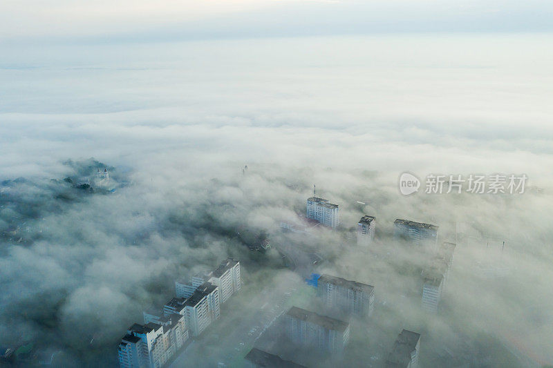 雾中的城市鸟瞰图。早晨的风景无人机摄影。可持续性。