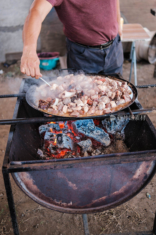 烧烤盘上的传统南美食物