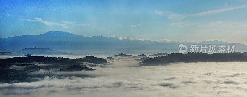 清晨，埃尔西诺山谷笼罩着低低的云雾