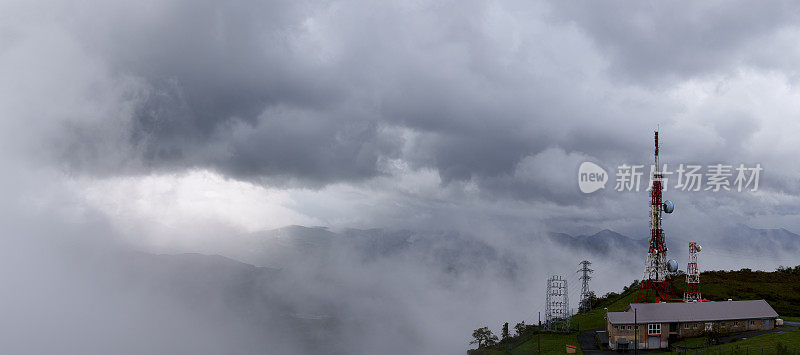 通讯塔有多云的天空和恶劣的天气。