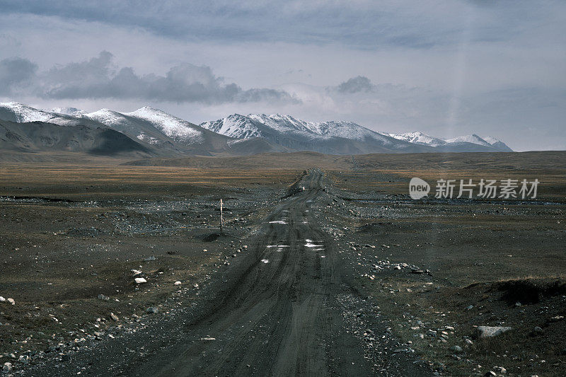 湿土路穿过高原天山高原走向山峰