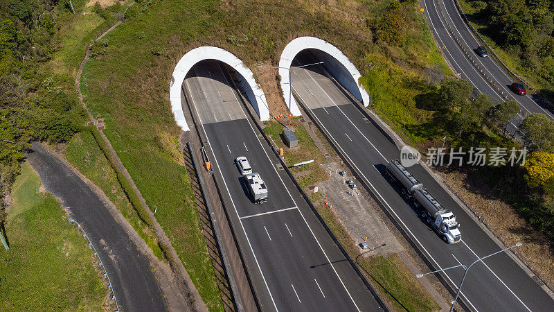 高速公路上的两条隧道