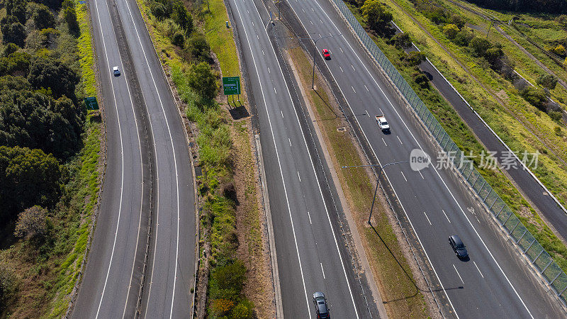 多车道高速公路鸟瞰图