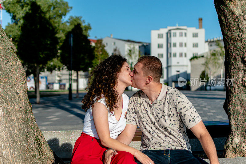 年轻情侣在海边热吻