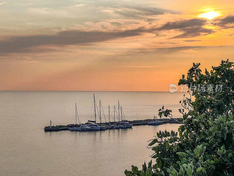 夕阳下海港里的帆船