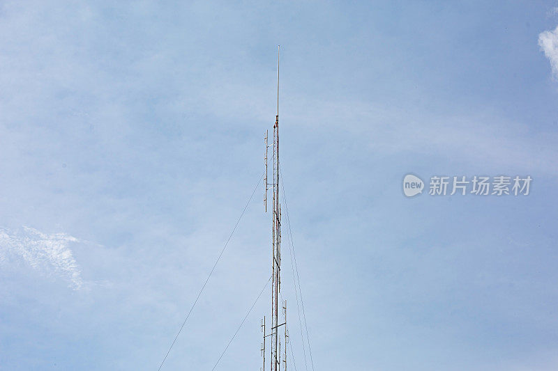 无线电发射塔天空背景中的无线电发射塔或电话发射塔