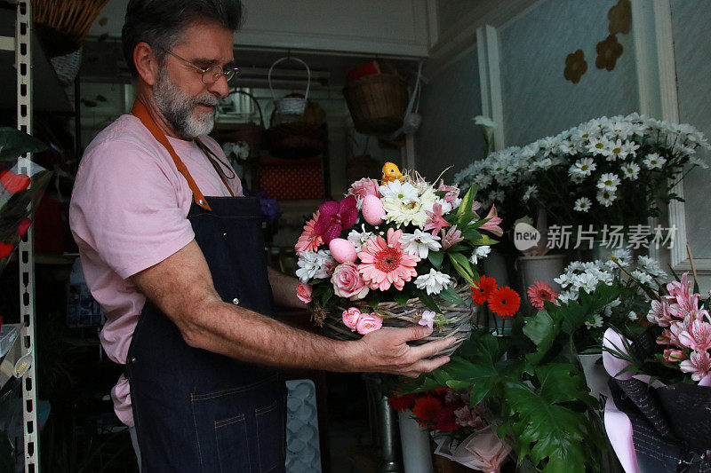 骄傲的花店工人