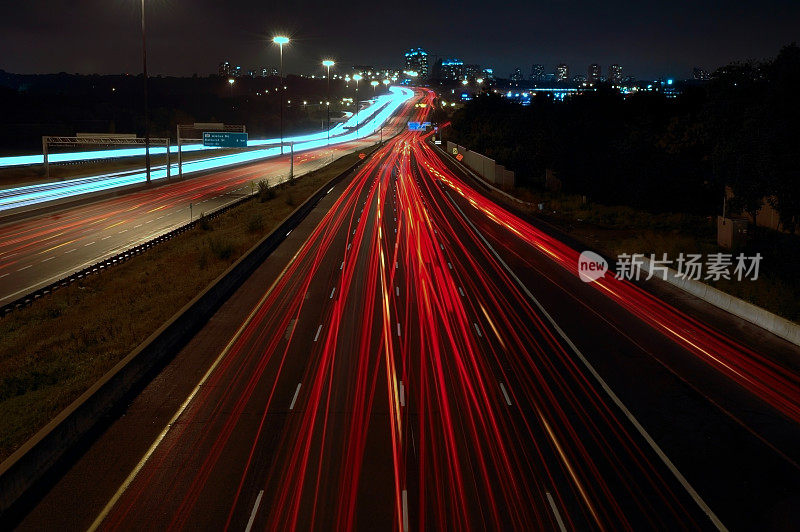 夜间高速公路上汽车灯光的长时间曝光