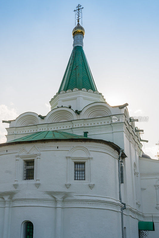 2023年7月6日，俄罗斯下诺夫哥罗德。佩切尔斯基修道院圣母升天大教堂的塔楼和圆顶。