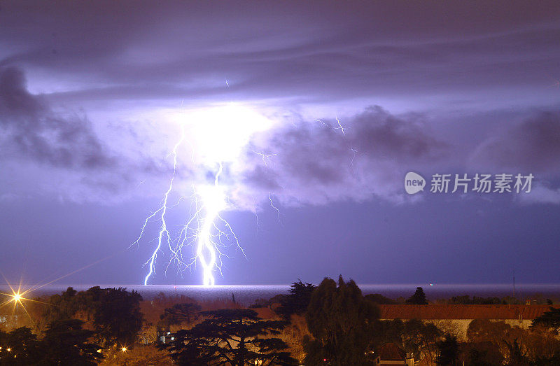 一场雷雨闪过夜空。关于主题天气、灾难(飓风、台风、龙卷风、风暴)的概念