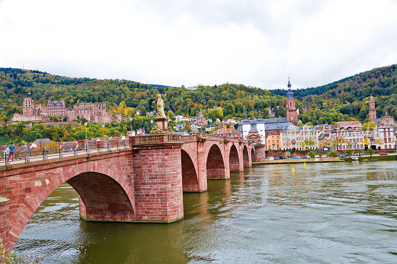 老桥是海德堡一座横跨内卡河的拱桥。