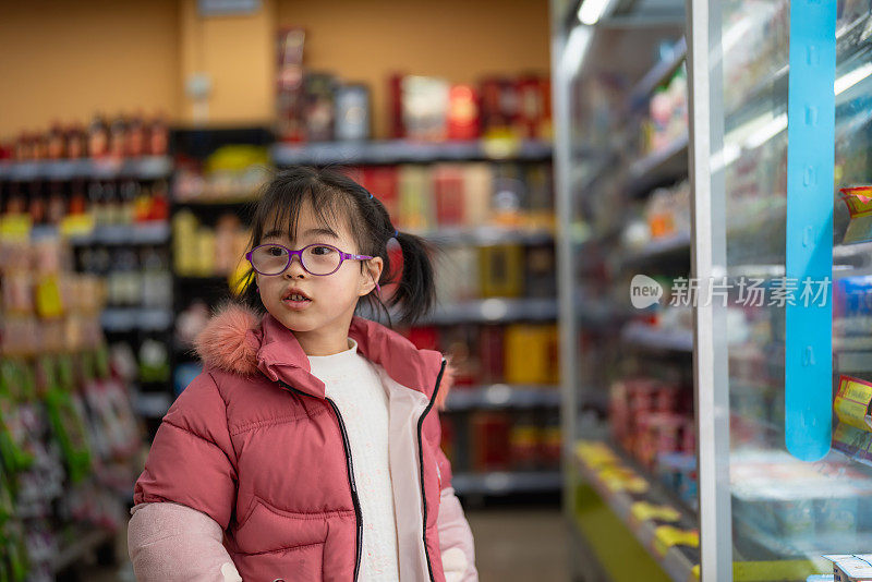 超市零食区快乐女孩的肖像