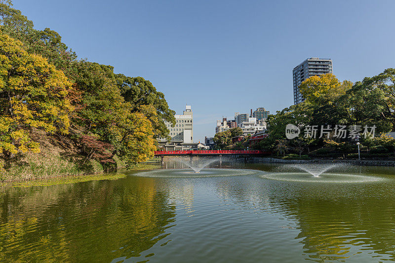 秋天，日本大阪天王寺公园里美丽的湖底池、红木桥和川池