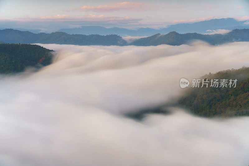 泰国清迈，美丽的风景在一个雾蒙蒙的早晨。