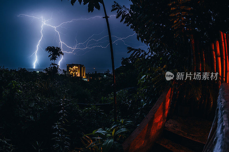 夏天海面上漆黑的夜空中的闪电