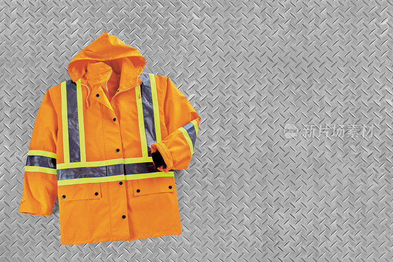 安全橙色工作服，金属背景上有黄色和黑色反光带