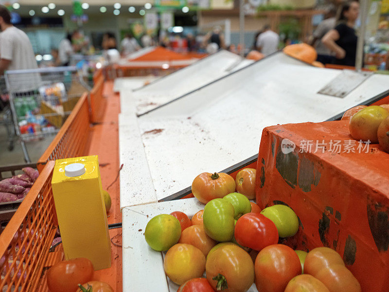 在食品短缺时期，市场上的食品货架几乎是空的