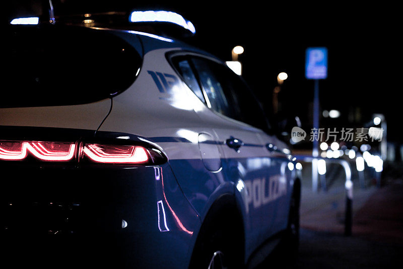 警察夜间活动
