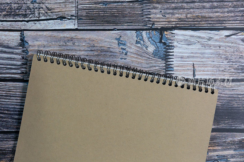 空白打开口袋书，目录，杂志，笔记模拟模板纸纹理在木桌上