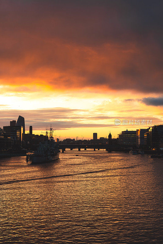 泰晤士河边的伦敦城的天际线