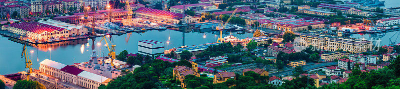 拉斯佩齐亚港口和城市全景图。色彩斑斓的地中海日出，意大利利古里亚，欧洲。壮丽的地中海景观。艺术风格的后期处理照片。