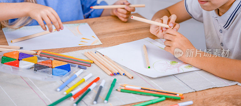 孩子们用铅笔在纸上画画