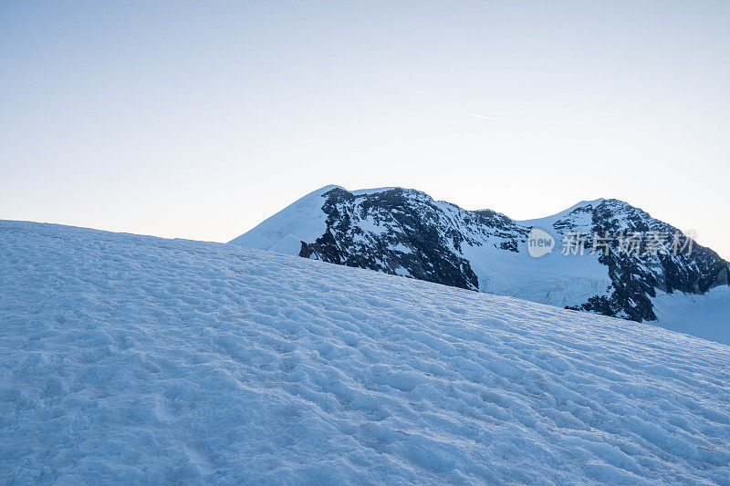 瑞士的雪山山脊