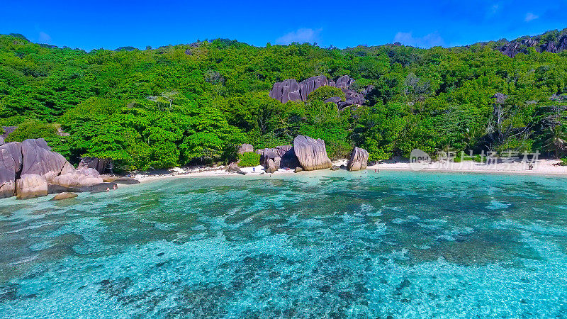 塞舌尔拉迪格的阿根特海滩。热带海岸线在阳光明媚的日子鸟瞰图