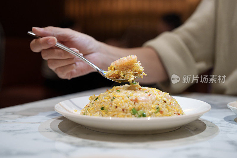 享用鸡蛋炒饭的女人