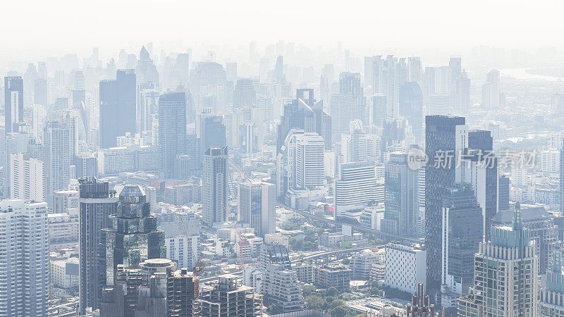 泰国曼谷，早晨的鸟瞰图。整个城市都笼罩着浓重的pm2.5粉尘。这张图显示了环境变化的问题。
