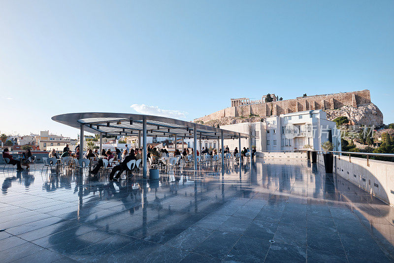 希腊雅典，雅典卫城博物馆的餐厅，有开放的露台和帕台农神庙，在阳光明媚的日子里挤满了顾客