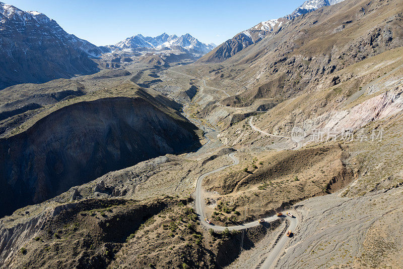 穿过卡洪德尔迈波山谷的道路通往智利圣地亚哥