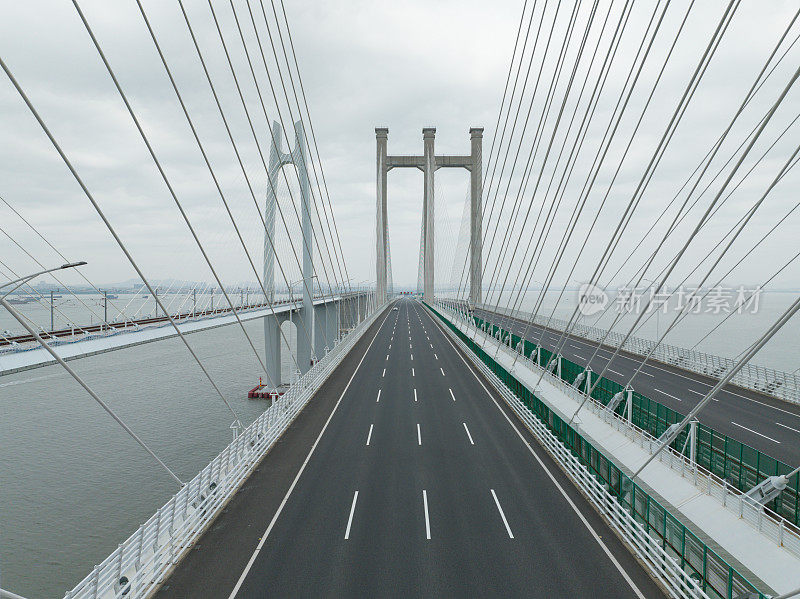 阴天的跨海公路