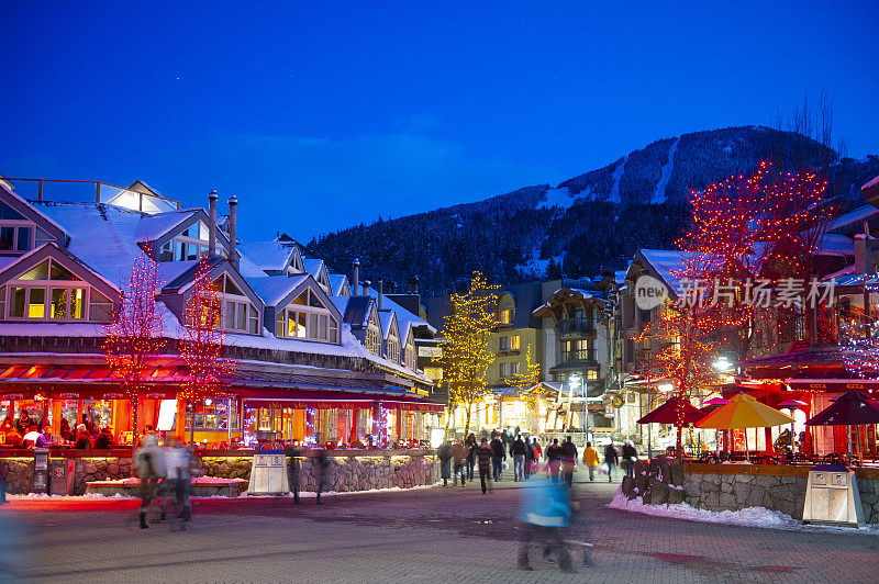 冬季滑雪小镇的夜景