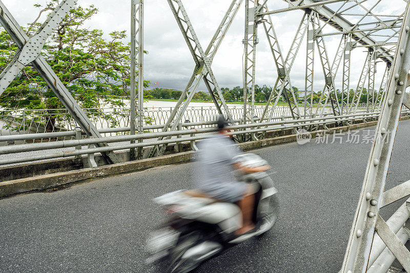 越南顺化张天铁桥上的摩托车