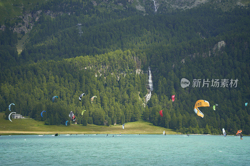 风也翅膀冲浪和风筝板在湖西尔瓦普拉纳。有很多水上运动和水上运动员。山里的夏日。瑞士，圣莫里茨。